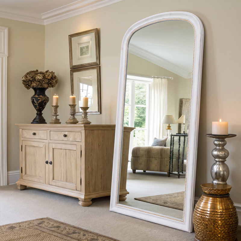 Miroir sur pied décoratif vintage français de 168 cm (66 po), cadre blanc vieilli avec bordure perlée.