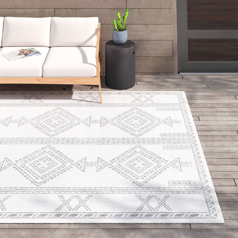 Huntsinger Southwestern Machine Woven Polypropylene Indoor / Outdoor Area Rug in Light Gray, Rectangle 7'10" x 10'