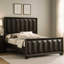 Cadre de très grand lit oriental, panneaux à facettes verticales sur la tête de lit et meubles de chambre à coucher de style transitionnel en bois d'ingénierie