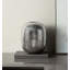 Vase décoratif en aluminium avec une finition argentée, un design rond léger et robuste pour une présentation intérieure polyvalente.-1901250837