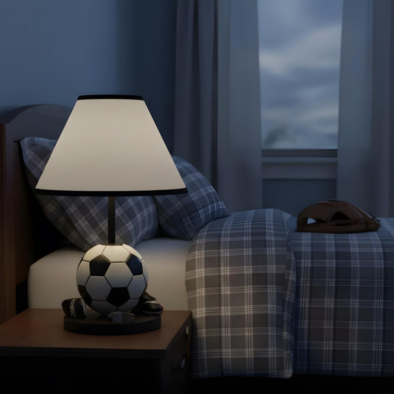 Lampe de table décorative en résine de polyester de 15 pouces de hauteur, conception de ballon de soccer, abat-jour en lin effilé