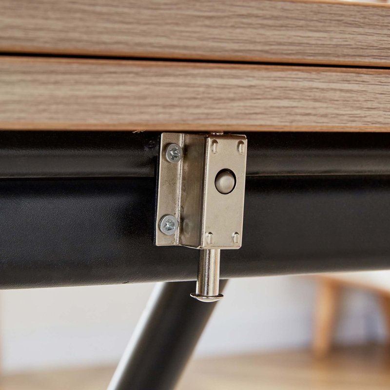 Table de levage moderne, plateau d'autocollants artisanaux en bois, pieds en métal et appariés avec 4 chaises