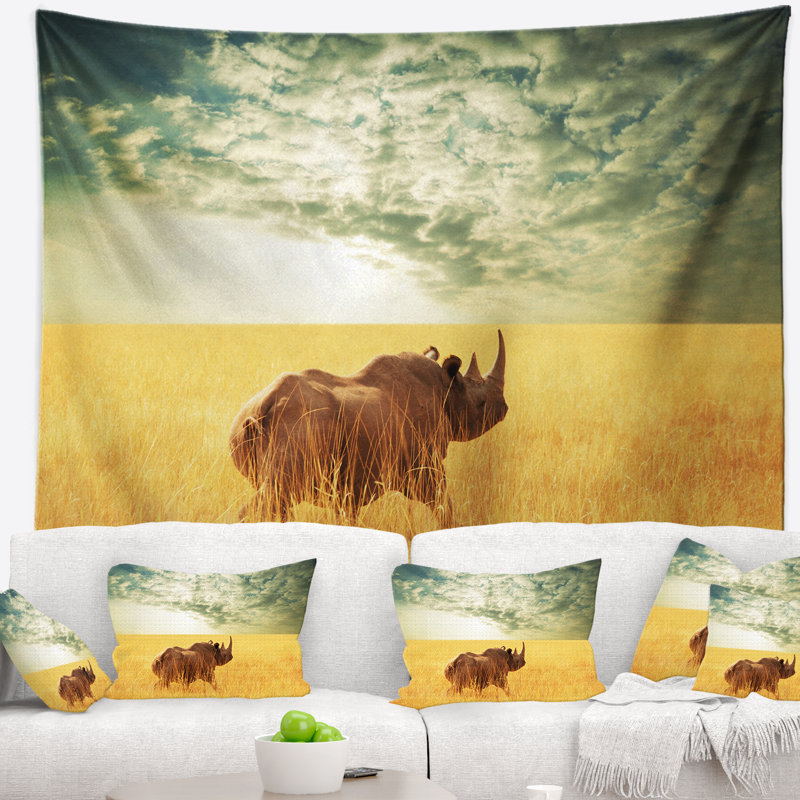 Rhinocéros africain dans une prairie sous un ciel nuageux, H 68 po x l 80 po