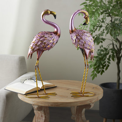 Statue de jardin rose en métal avec des plumes dimensionnelles et des accents dorés