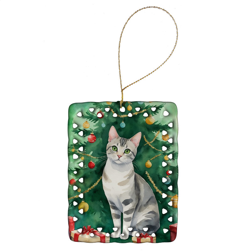 Ornement en porcelaine européenne à poil court près de l'arbre de Noël, Chat européen à poils courts