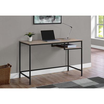 Bureau d'ordinateur moderne avec une surface de travail spacieuse et un design industriel compact pour l'efficacité du bureau à domicile.