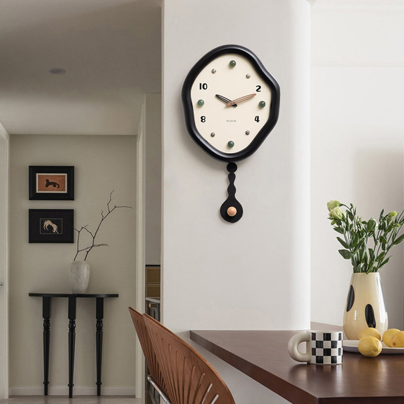Horloges murales noires à pendule irrégulière