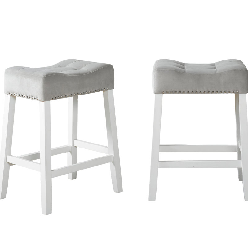 Tabouret à hauteur de comptoir 2 pièces Tommie, velours gris avec sièges en selle, finition blanc délavé, fabrication solide de 2 tabourets, blanc délavé, bois