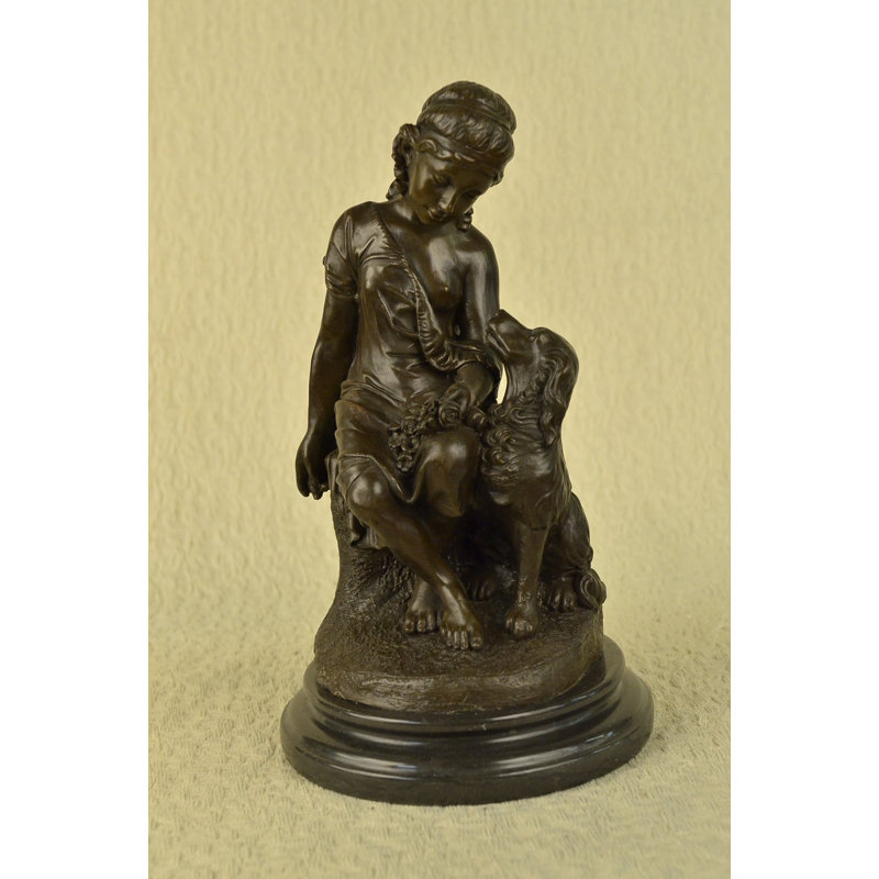 Sculpture de jeune fille avec chiot Ocracoke