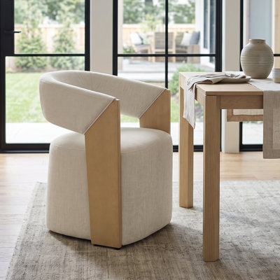 Chaise rembourrée avec roulettes cachées