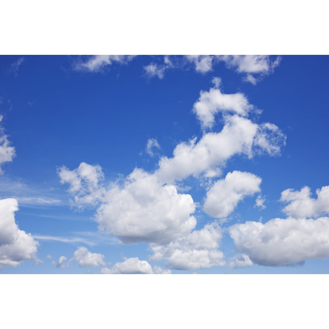 Blauer Himmel und Wolken von Kertlis - Drucken