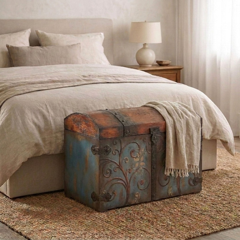 Grand coffre décoratif rétro avec couvercle en forme de sandale et détails métalliques, H 16 po x l 23,5 po x p 14,5 po