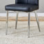 Ensemble de table et de chaises. Plateau de table à motif de marbre noir avec pieds papillon en acier inoxydable, assorti à 4 chaises de salle à manger en polyuréthane noir avec un motif à rayures verticales sur le dossier. (Ensemble repas)