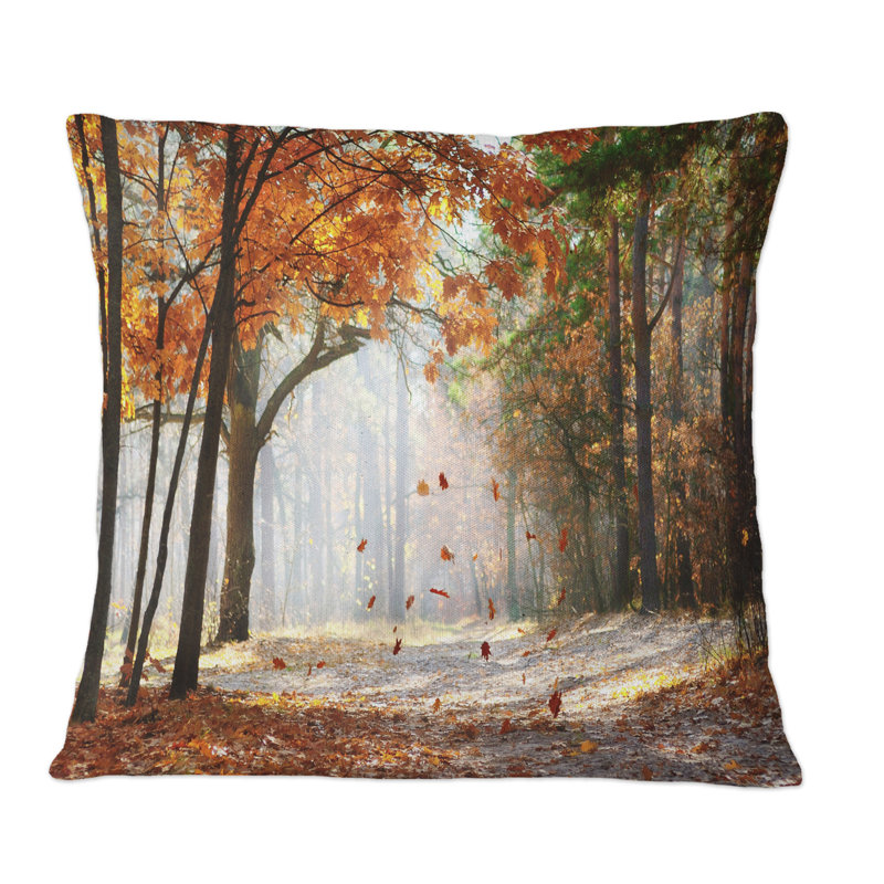 Arbres rouges d'automne dans l'après-midi - Coussin décoratif imprimé traditionnel, 18 po x 18 po