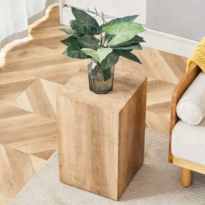 Rehaussez votre espace de vie avec cette table basse moderne en panneau de fibres à densité moyenne qui présente des motifs de texture de couleur bois clair et doux. Il est caractérisé par un design élégant. 12 * 12 * 19,6, W1151P188001