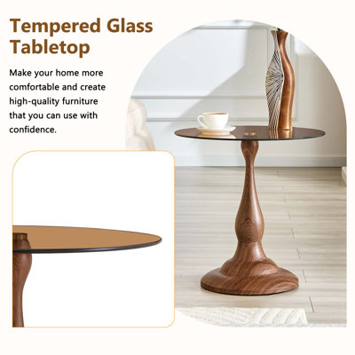 Petite petite table d'appoint en métal avec finition grain de noyer, plateau en verre trempé et base élégante en forme de vase pour une utilisation polyvalente