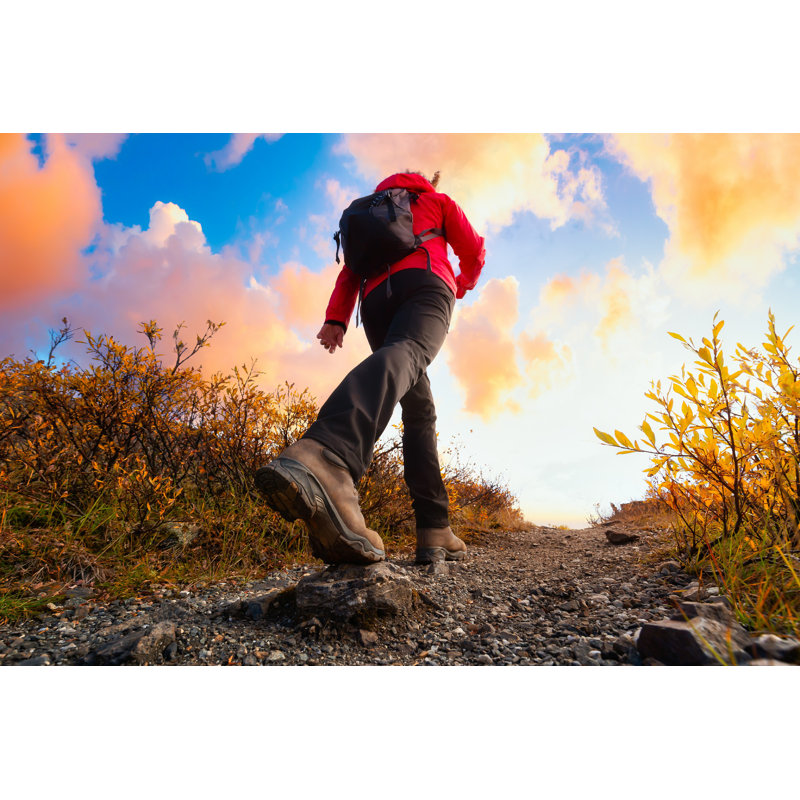 Vue d'une femme faisant une randonnée sur un sentier rocheux d'en bas par Edb3_16 - Photographie sur toile tendue