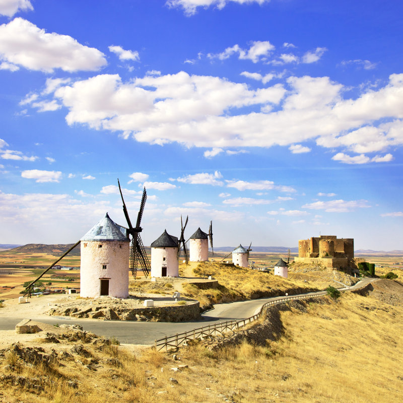 Une rangée de moulins à vent et un château à Consuegra, Espagne - Photographie sur toile tendue, H 36 po x l 36 po