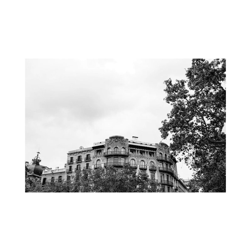 «Barcelona Architecture V» par Bethany Young - Giclée sur toile tendue avec châssis, H 8 po x l 12 po x P 0,75 po