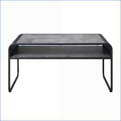 Table basse industrielle en béton gris avec structure en métal et tablette de rangement pour le salon