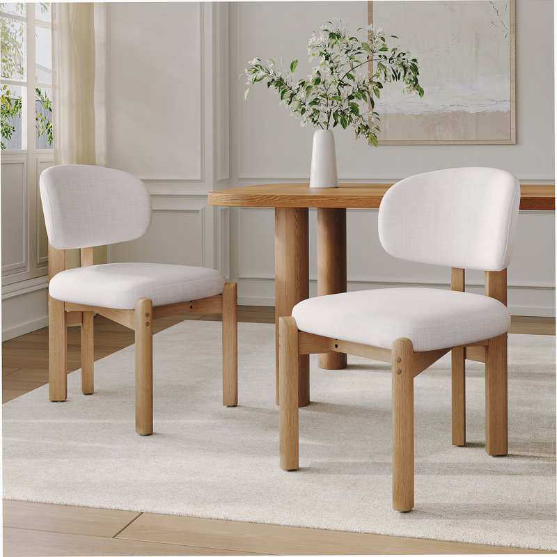 Chaises de salle à manger scandinaves avec structure en bois naturel et sièges rembourrés beiges pour un usage quotidien confortable.