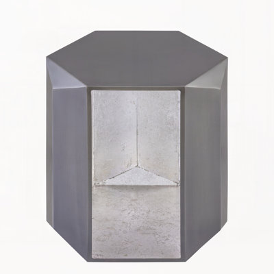 Style moderne Conçu avec plusieurs panneaux angulaires, table de bout, table d'appoint en tôle d'aluminium de couleur argent antique avec intérieur en feuille d'or