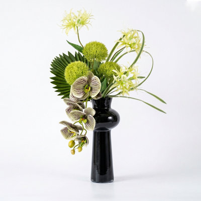 Fleurs artificielles avec vase