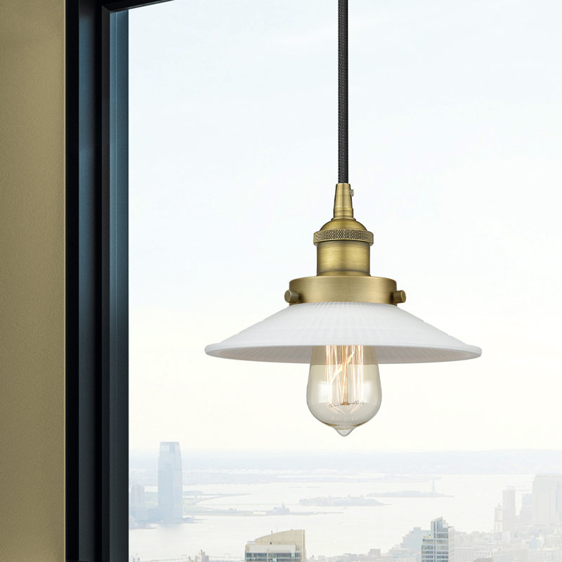 Luminaire suspendu conique à 1 lumière Cahaba, Blanc mat, Laiton brossé