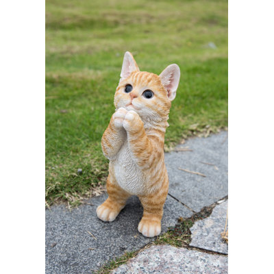 Statue de chaton marbré enjoué