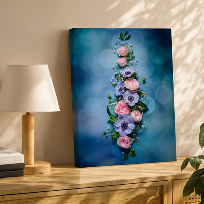 Toile, arrangement floral vibrant mettant en vedette des roses délicates, art mural bleu doux, anémones et petites fleurs blanches, créant une toile d'art luxuriante