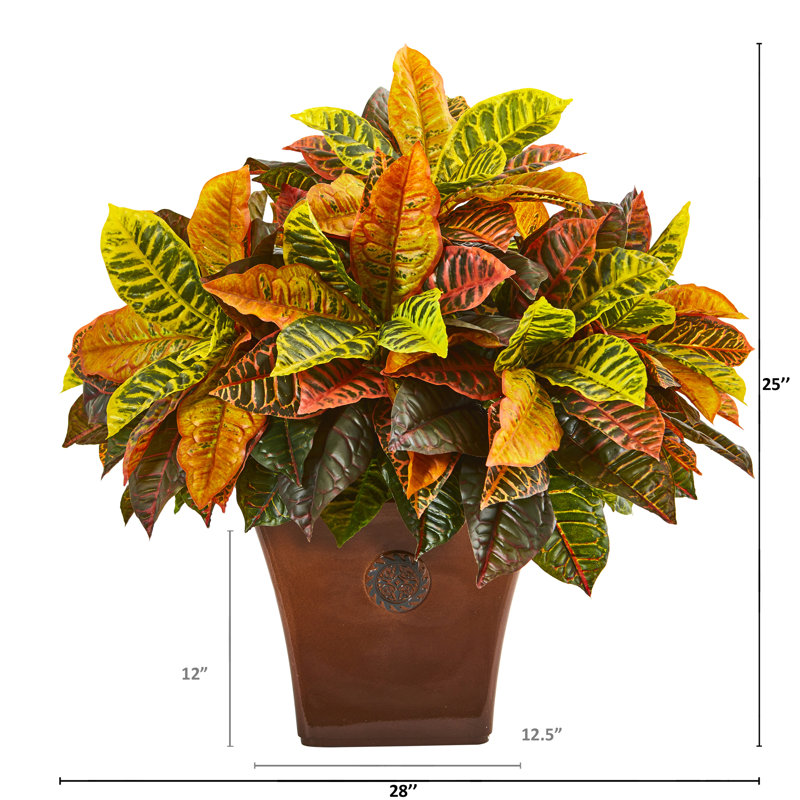 Plante de feuillage artificiel dans un pot de fleurs