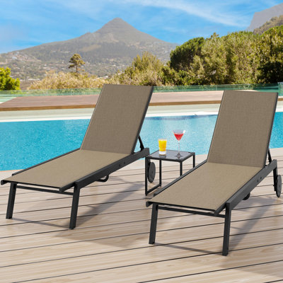2 chaises longues de patio en textile avec table d'appoint, ensemble de chaises longues d'extérieur, chaises longues de piscine à dossier à 5 niveaux sur roulettes