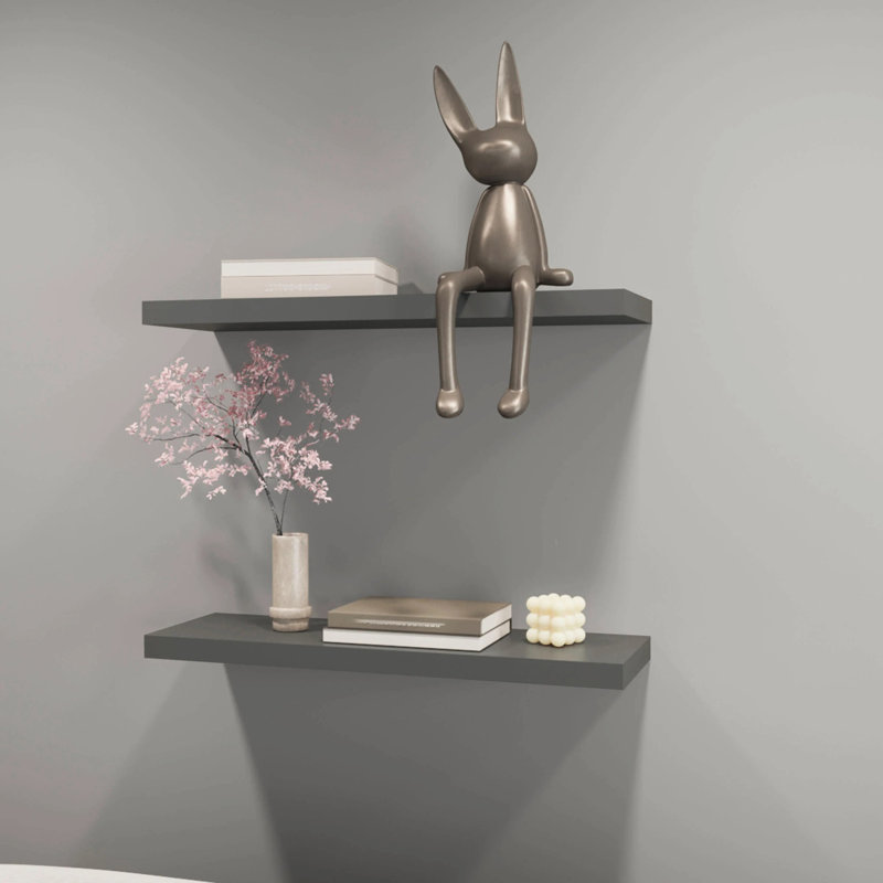 Tablette flottante en gris mat, 31,5 pouces de large. Minimaliste pour les articles. Fixé au mur, horizontal, espace de vie, tablette grise, style maison. Espace principal,