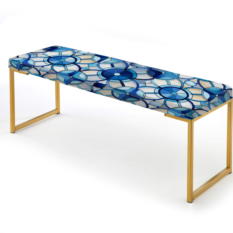 Carreaux bleus et blancs à motif floral et bancs géométriques