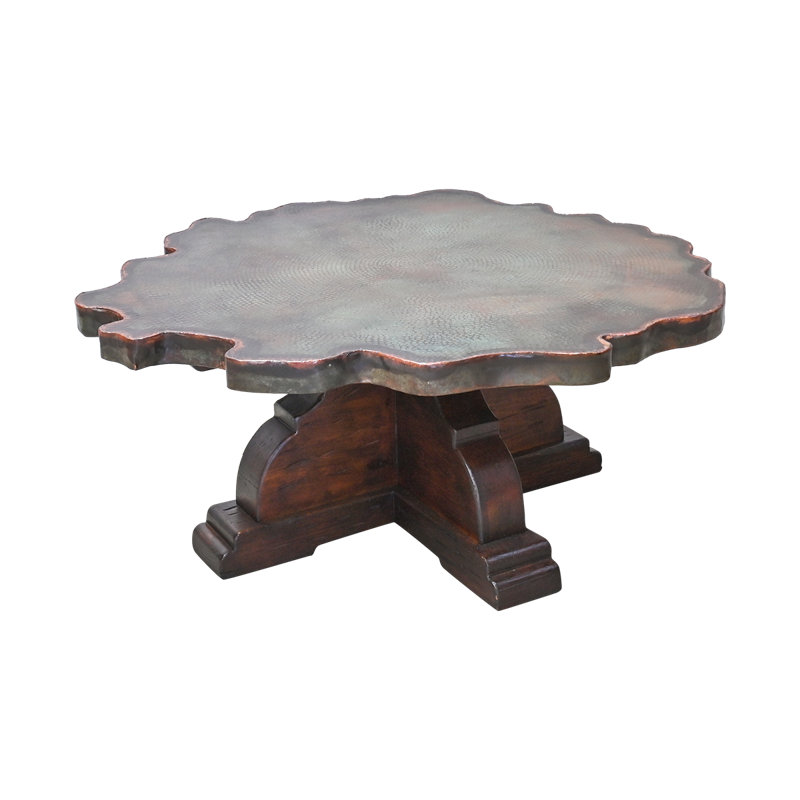 Table basse rustique sur pied avec plateau en cuivre à bord naturel