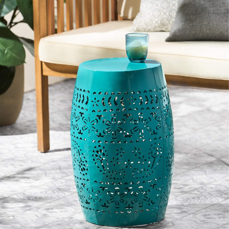 Table d'appoint moderne RUBY avec un design en dentelle et une structure en métal durable, parfaite pour les intérieurs contemporains et facile à installer.