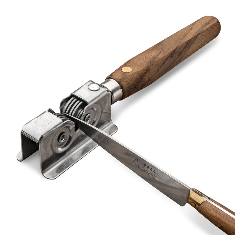 Affûteur de couteaux - Outil d'affûtage manuel pour lames fixes, couteaux de poche et couteaux de cuisine - Affûteur de lames avec disques d'affûtage en acier rotatifs et poignée Bubinga par Kings County Tools