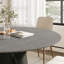 La table de salle à manger moderne en pierre frittée avec piédestal en bois massif optimise l'utilisation de l'espace-726847486