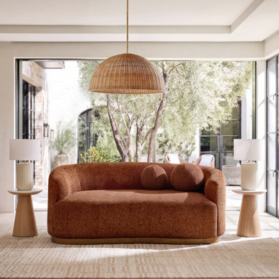 Canapé Berklie moderne incurvé de 162,5 cm de large avec base en bois massif et coussins ronds