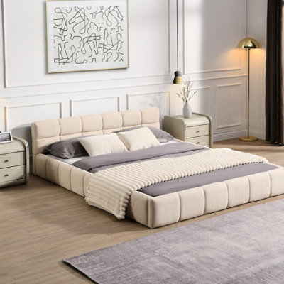 Grand lit en chenille beige avec tête de lit en damier pour un confort - Design de chambre à coucher confortable et contemporain