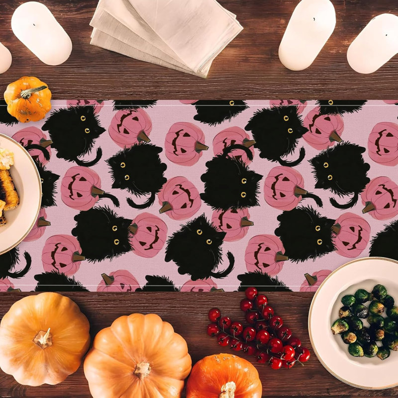 Chemin de table d'Halloween avec chat noir et citrouilles roses