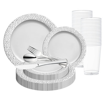 Ensemble de 60 assiettes rondes en plastique blanc à bord argenté martelé, idéales pour un mariage.