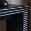 Console moderne noire avec motif nervuré