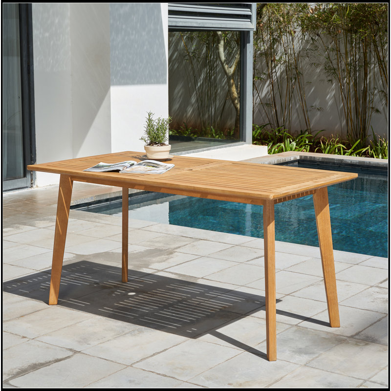 Table de salle à manger Chesapeake en bois résistant aux intempéries, parfaite pour les rassemblements en plein air et rehaussant le décor du patio