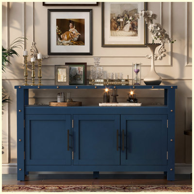 Buffet en pin de 140 cm (55,1 po) avec 3 portes et deux espaces de rangement, coin café avec poignées en métal et rivets apparents pour salle à manger, cuisine et salon.