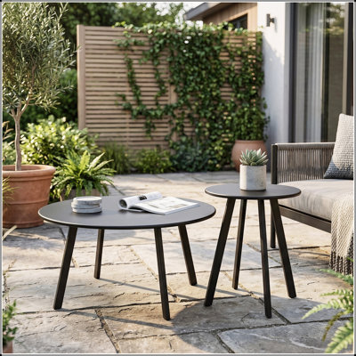 Ensemble de tables basses gigognes 2 pièces, tables d'appoint et de bout modernes en métal noir, peu encombrantes et polyvalentes pour une utilisation intérieure et extérieure