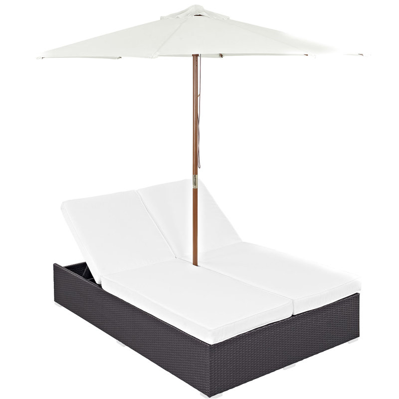 Ensemble de chaise longue d'extérieur double Convene et ensemble de parasol espresso, Blanc