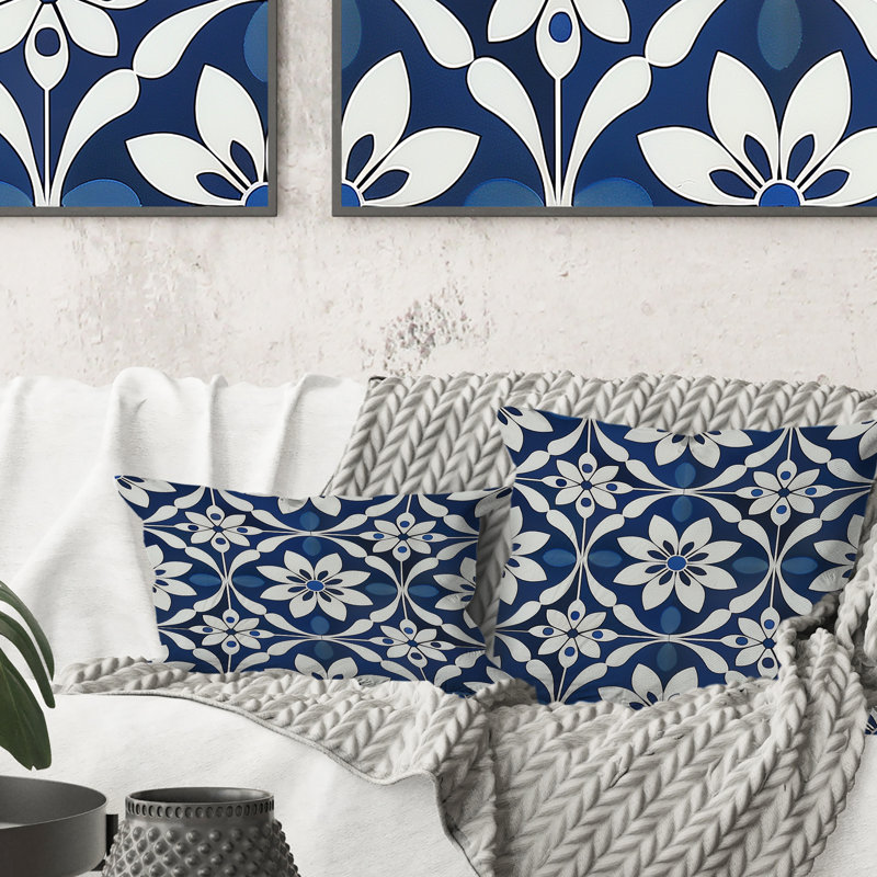 Coussin lombaire transitionnel bleu et blanc à motif floral géométrique II
