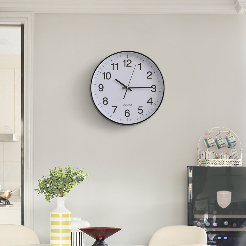 Horloge analogique 14 po Ebern Designs, Noir, noir, noir, noir