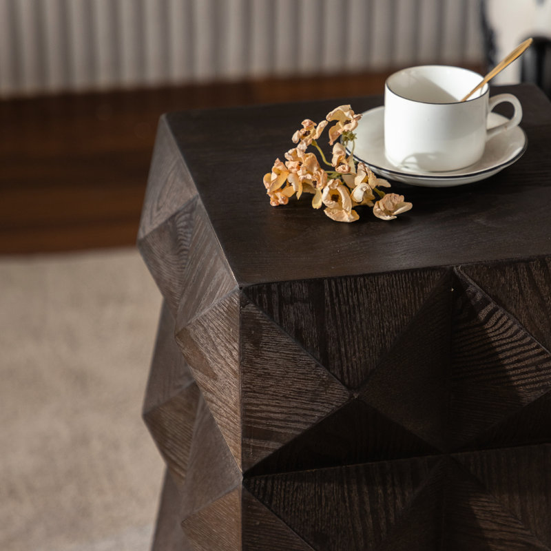 Table d'appoint de 23,2 po de hauteur et en bois massif, brun avec table de gaufrage 3D, hauteur, finition rétro